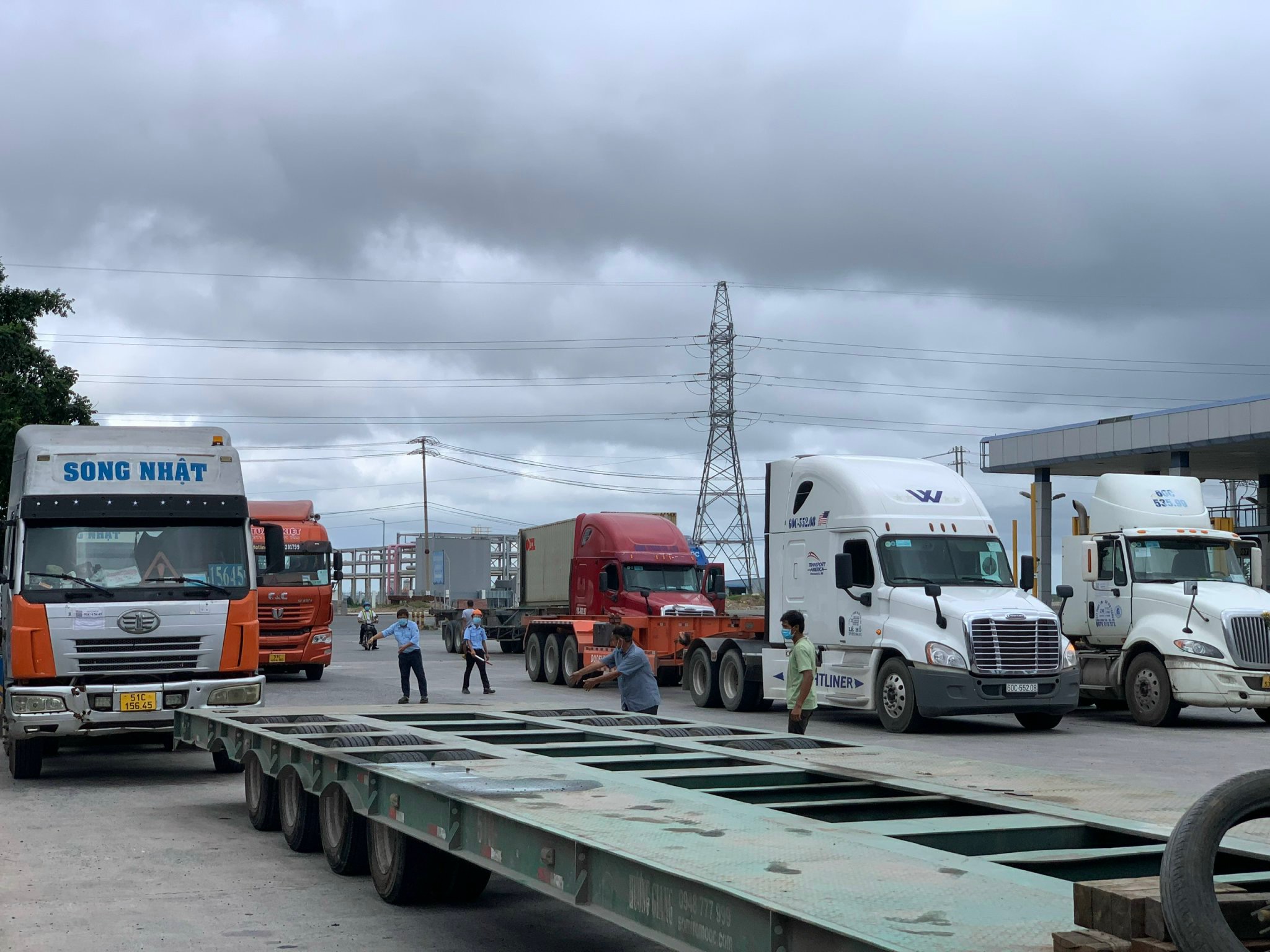 Các cảng đều bố trí các trạm cân ở sát cổng để kiểm soát tải trọng, xe nào quá tải trọng đều yêu cầu hạ tải mới được ra, vào cảng.
