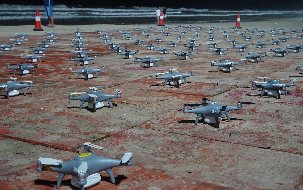 200 drone xếp hình trước giờ bay