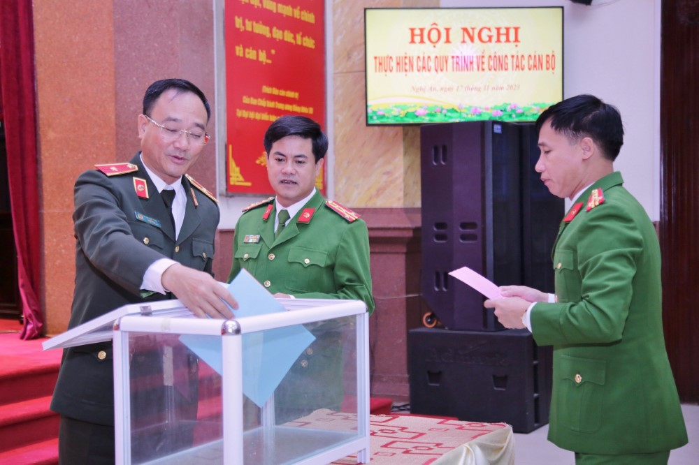 Đồng chí Thiếu tướng Phạm Thế Tùng, Giám đốc Công an tỉnh cùng các đồng chí Phó Giám đốc bỏ phiếu tại Hội nghị