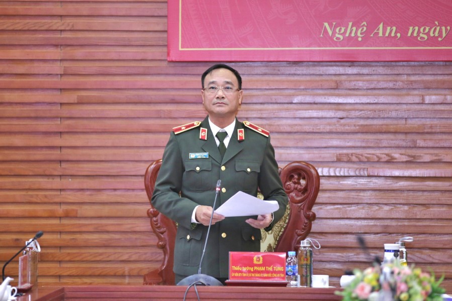 Đồng chí Thiếu tướng Phạm Thế Tùng, Giám đốc Công an tỉnh Nghệ An trình bày tham luận tại Hội nghị