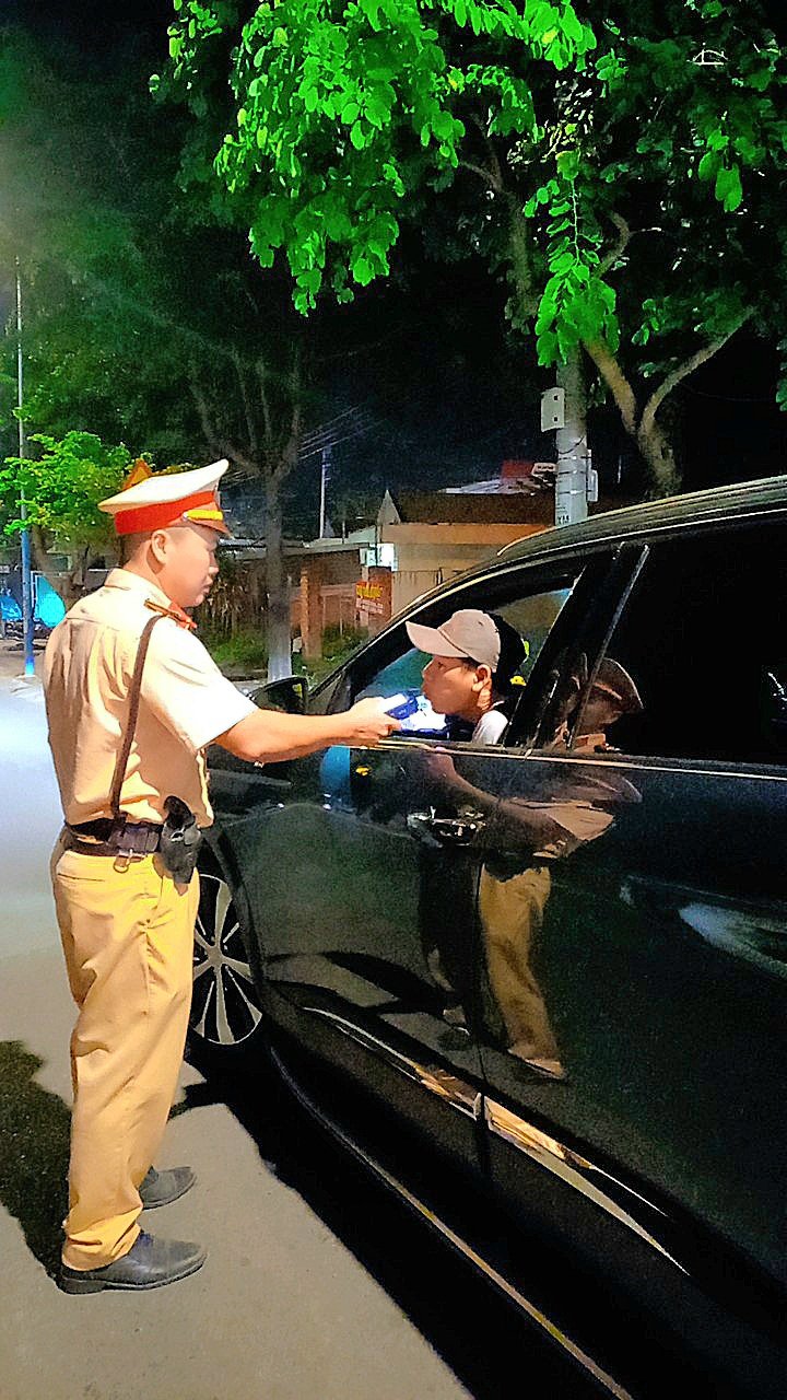 Cảnh sát giao thông (Công an huyện Xuyên Mộc) kiểm tra nồng độ cồn của một tài xế lái xe ô tô.