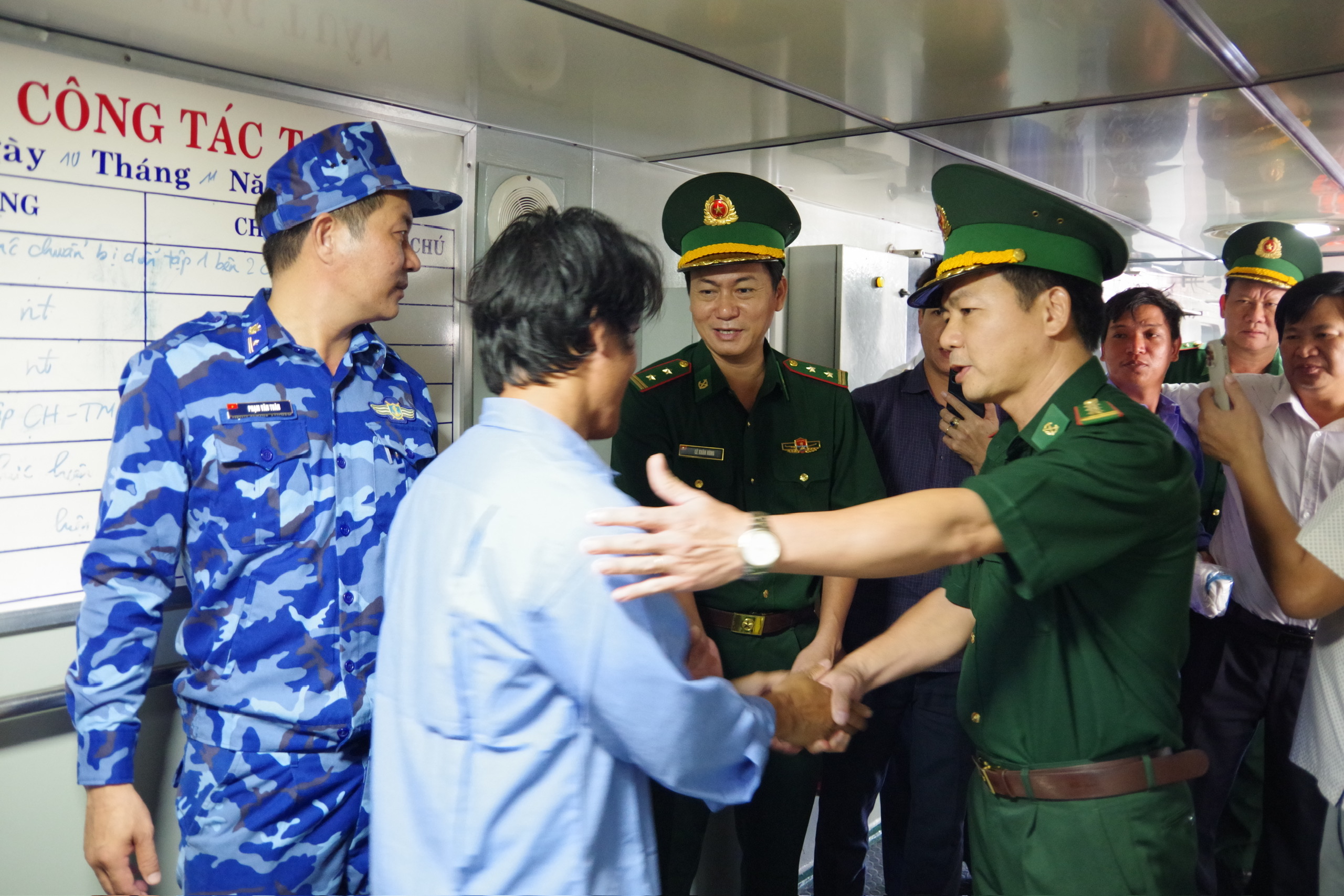 BĐBP tỉnh tiếp nhận 14 ngư dân Bình Định gặp nạn trên biển từ tàu Cảnh sát biển
