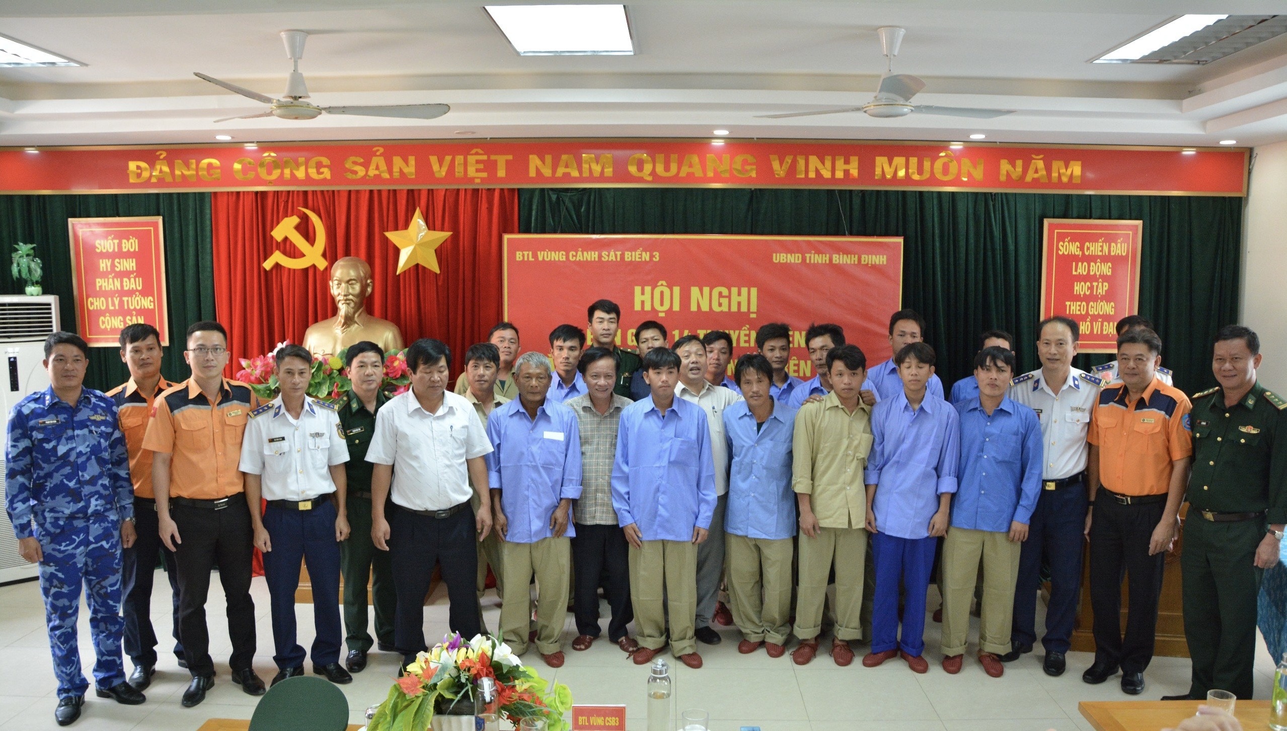 14 ngư dân Bình Định gặp nạn trên biển hiện sức khỏe ổn định và đã được BĐBP tỉnh bàn giao cho tỉnh Bình Định vàgia đình các ngư dân.