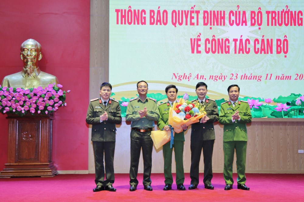 Ban Thường vụ Đảng ủy, Lãnh đạo Công an tỉnh tặng hoa chúc mừng đồng chí Đại tá Nguyễn Đức Hải được điều động và bổ nhiệm Giám đốc Công an tỉnh Quảng Trị