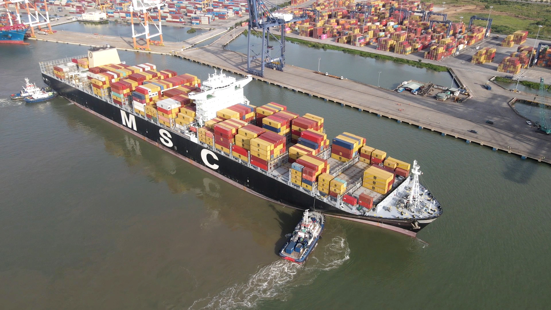 Giai đoạn 2015-2022, lượng hàng hóa qua hệ thống cảng biển của tỉnh tăng bình quân trên 13%.  Trong ảnh: Tàu trọng tải lớn cập cảng SSIT.