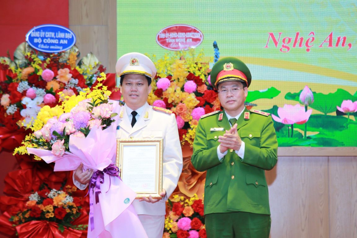 Công bố và trao quyết định giữ chức vụ Giám đốc Công an tỉnh Nghệ An