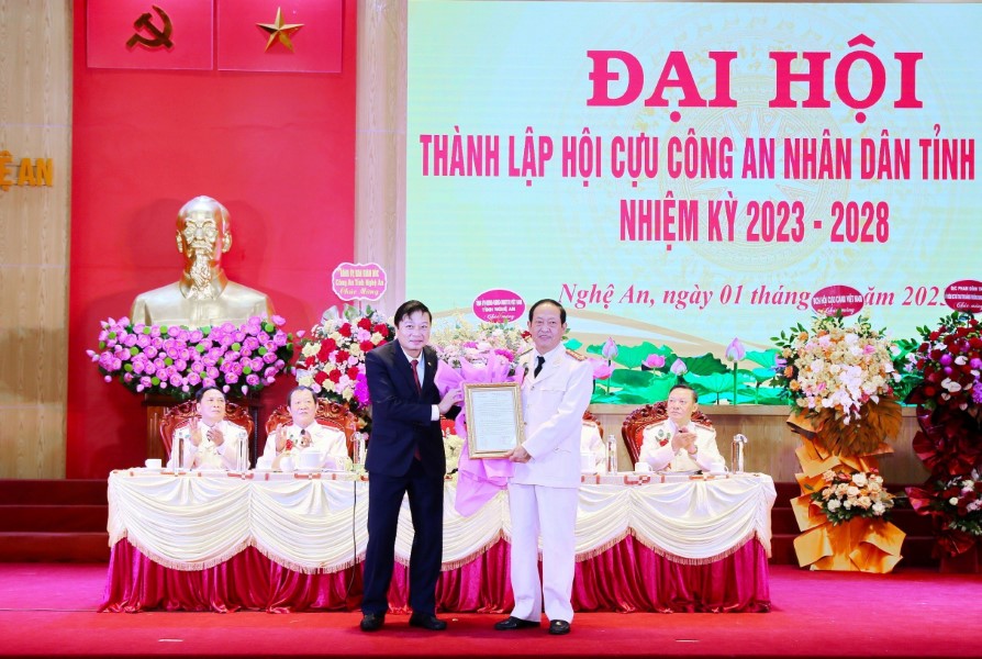 Đồng chí Lê Hồng Vinh - Ủy viên Ban Thường vụ Tỉnh uỷ, Phó Chủ tịch Thường trực UBND tỉnh trao Quyết định thành lập Hội Cựu Công an nhân dân tỉnh Nghệ An