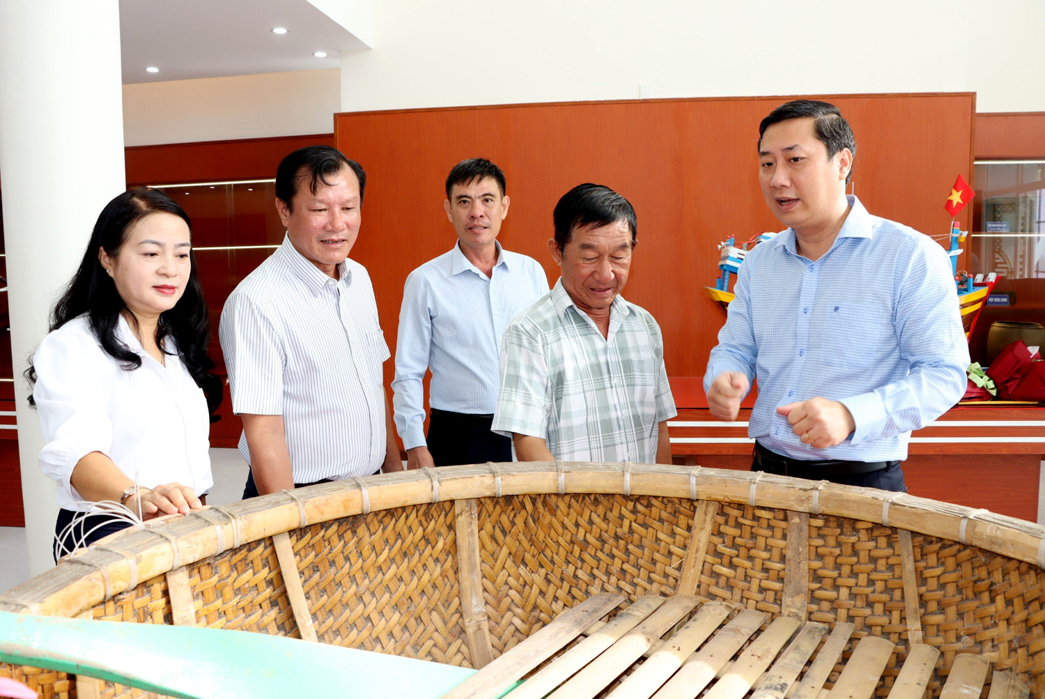 Các đại biểu tham quan Nhà truyền thống nghề cá thị trấn Phước Hải.