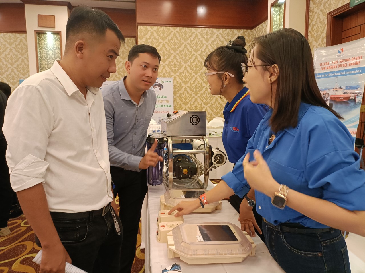 Đại biểu tham quan mô hình Máy lọc nước biển thành nước ngọt phục vụ cho các tàu cá của Công ty Hiệp lực Phát triển Việt bên lề cuộc thi