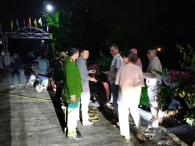 Lực lượng công an phối hợp với chính quyền địa phương và Nhân dân triển khai tìm kiếm cháu bé