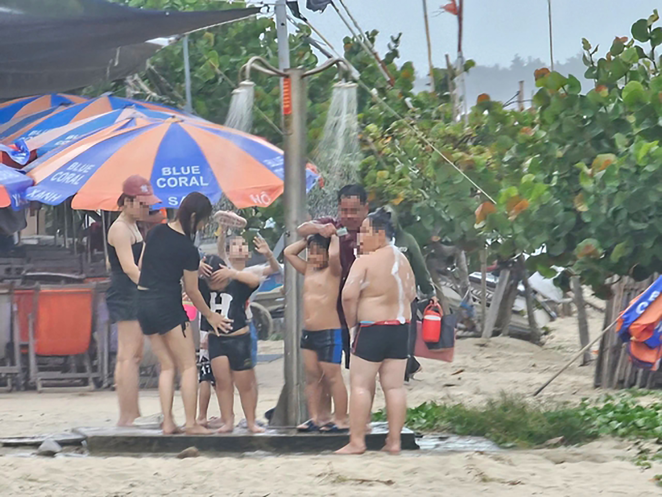 Một nhóm khách du lịch sử dụng xà bông, dầu gội... tại vòi tắm nước ngọt khu vực Bãi Sau.