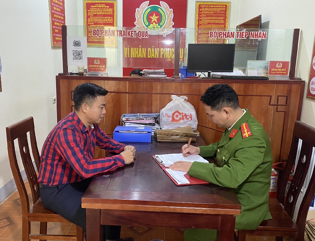Cán bộ Công an làm việc với anh Nguyễn Xuân Phúc
