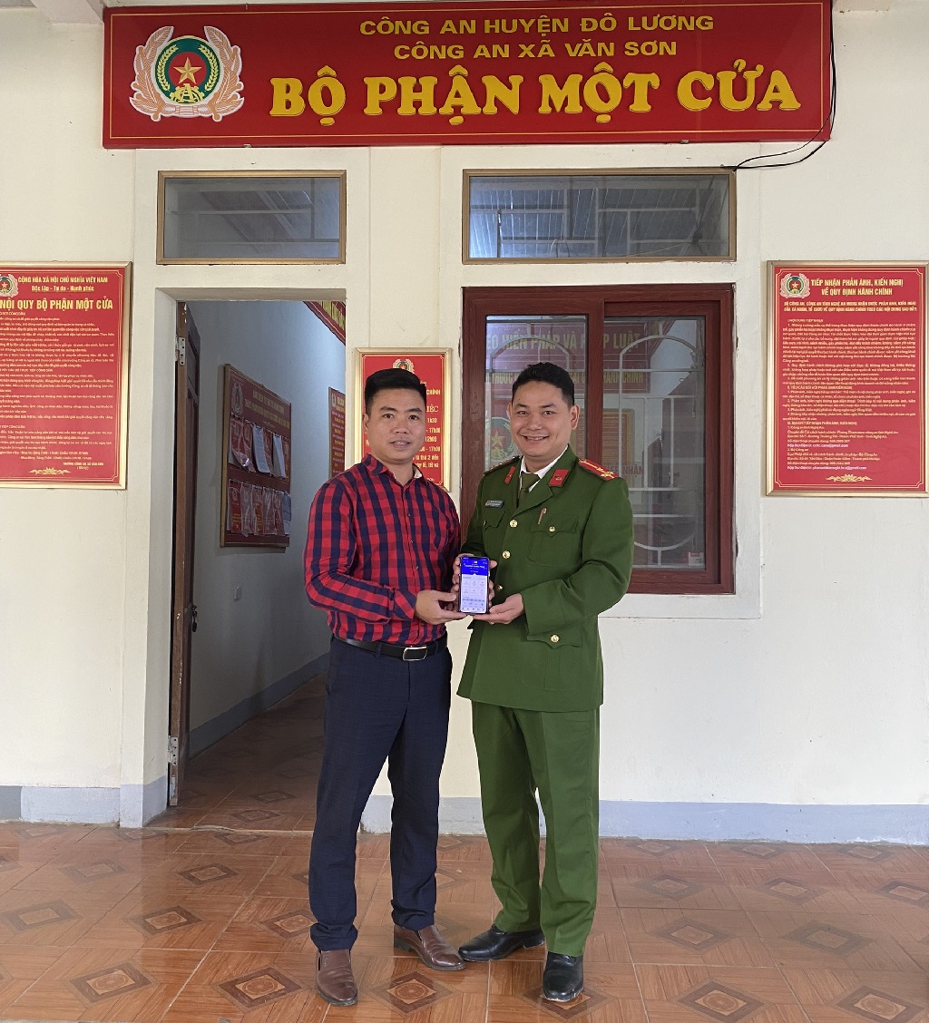 Dưới sự chứng kiến của cơ quan chức năng, Nguyễn Xuân Phúc chuyển khoản trả lại số tiền 719 triệu đồng cho chủ nhân