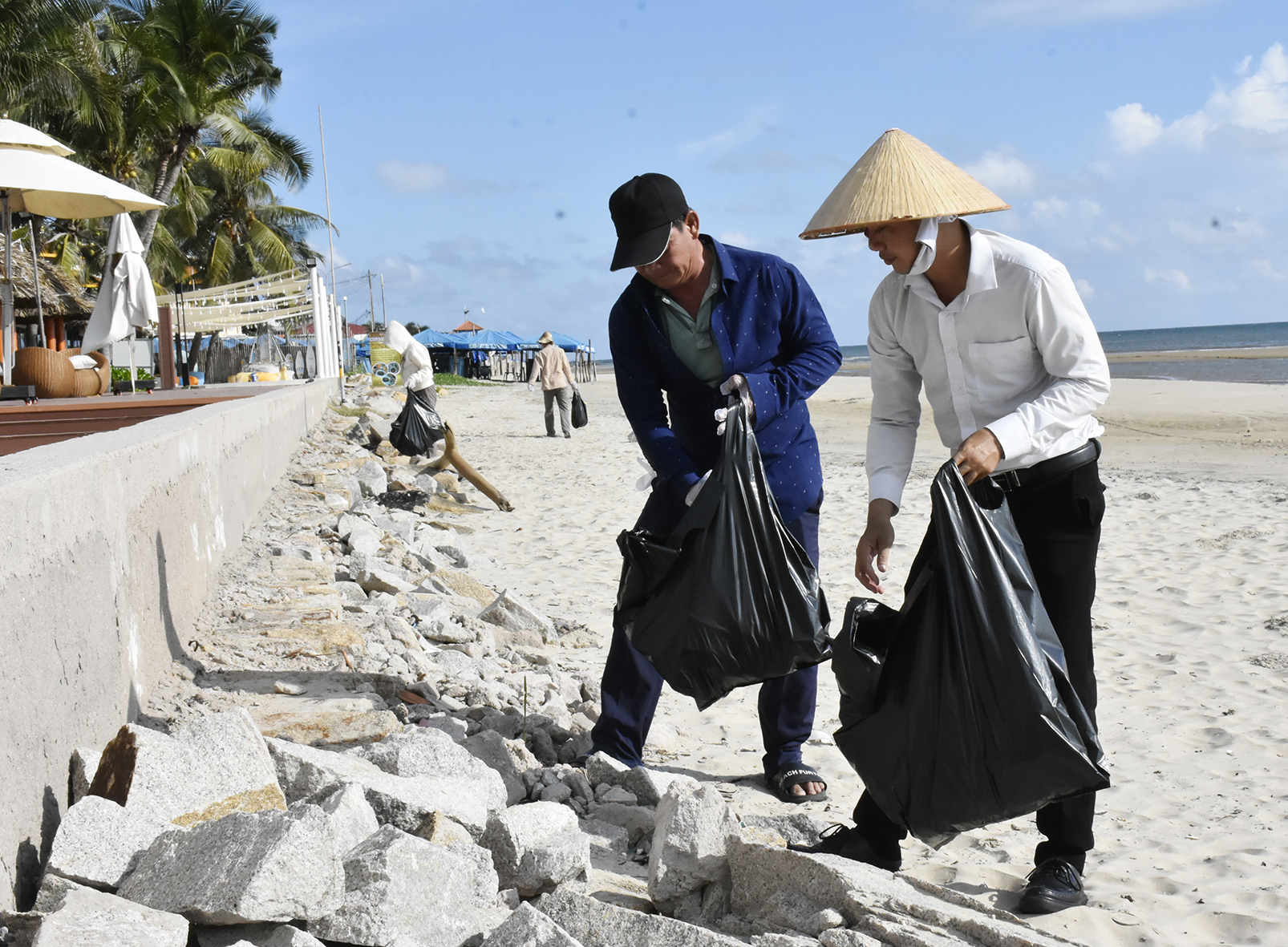 Nhân viên Palace Long Hải Resort dọn rác khu vực biển Long Hải  định kỳ thứ Năm tuần đầu và tuần thứ 3 của tháng.