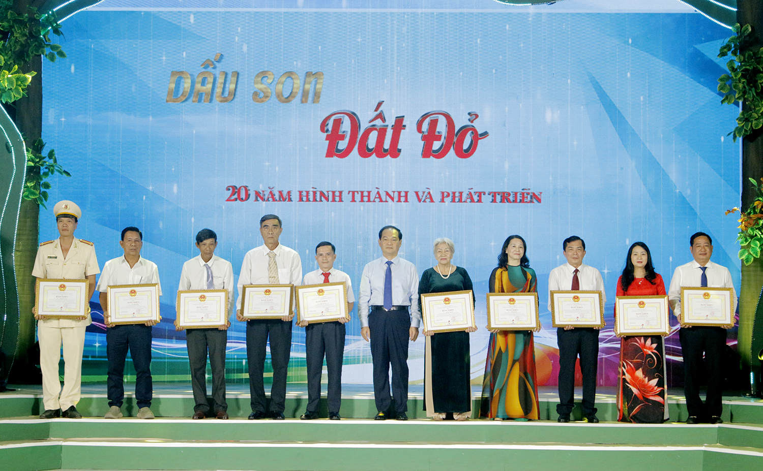Ông Mai Ngọc Thuận, Ủy viên Ban Thường vụ Tỉnh ủy, Phó Chủ tịch HĐND tỉnh Bằng khen cho các cá nhân có thành tích xuất sắc trong thi đua chào mừng 20 năm thành lập huyện Đất Đỏ.