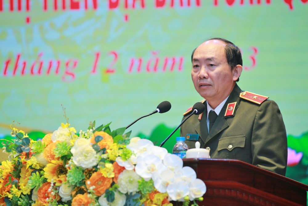 Đồng chí Thiếu tướng Tráng A Tủa - Cục trưởng Cục Xây dựng phong trào bảo vệ an ninh Tổ quốc trình bày Báo cáo sơ kết 01 năm thực hiện xây dựng thí điểm Công an phường điển hình, kiểu mẫu về ANTT và văn minh đô thị trên địa bàn toàn quốc