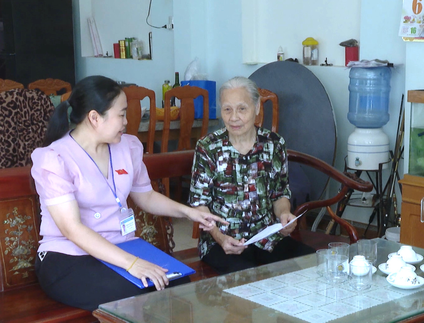 Bà Nguyễn Thị Thanh Vân, công chức Tư pháp-Hộ tịch phường 2 (TP.Vũng Tàu) đến tận nhà trao thủ tục  hành chính đến bà Nguyễn Thị Mai.