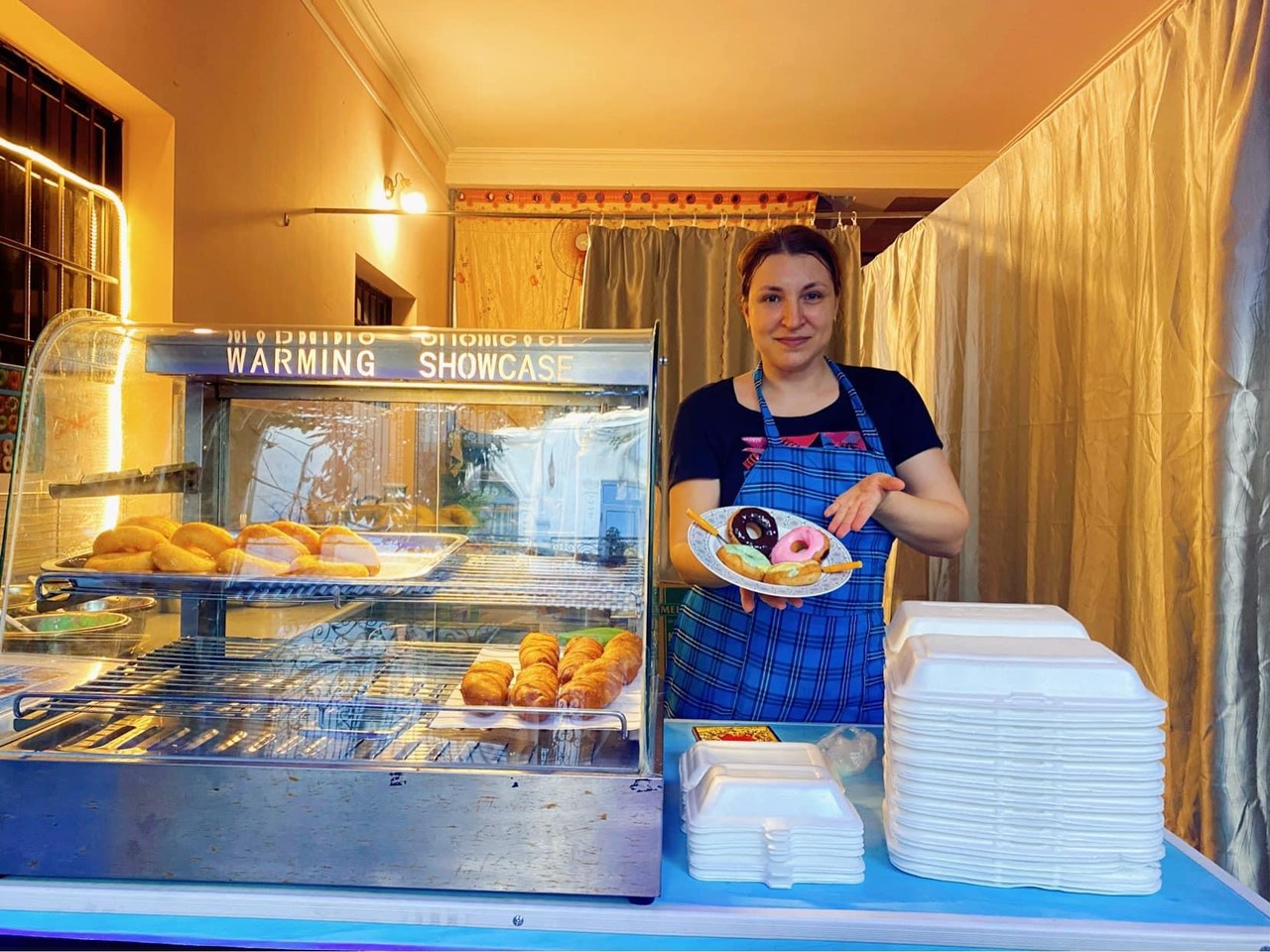 Chị Liubov Alexandrovna giới thiệu các loại bánh Donut tại cửa hàng 42 Hàn Mạc Tử (phường 7, TP.Vũng Tàu).