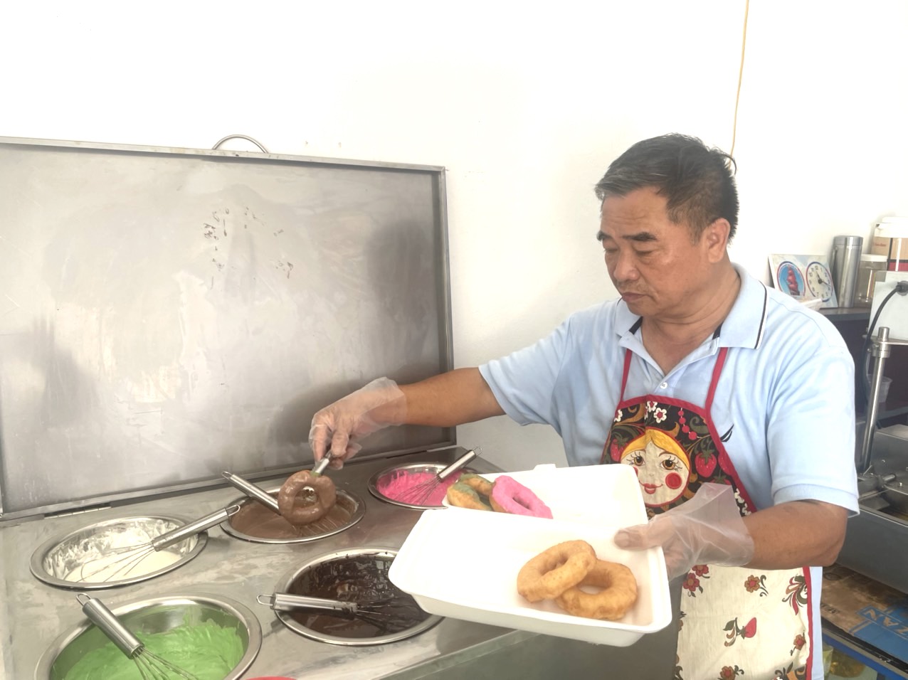 Ông Hoàng Văn Lượng, chủ tiệm bánh 