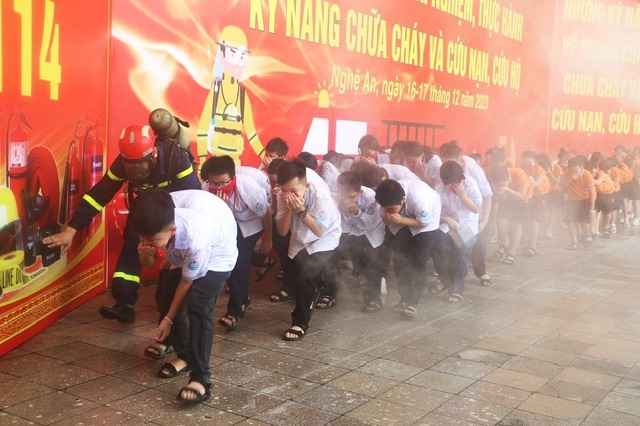     Học sinh hào hứng trải nghiệm kỹ năng di chuyển thoát nạn trong môi trường có nhiều khói