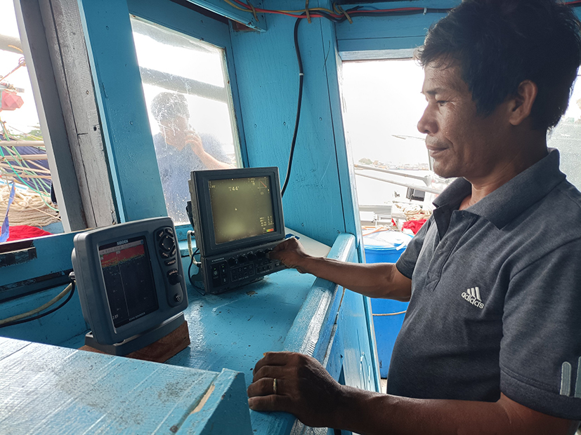 Anh Nguyễn Quốc Cường, thuyền trưởng tàu cá BV 96999-TS (Cảng cá Phương Vy, xã Phước Hưng, huyện Long Điền) kiểm tra các loại máy móc (máy tầm ngư, giám sát hành trình,...) trước khi xuất bến.