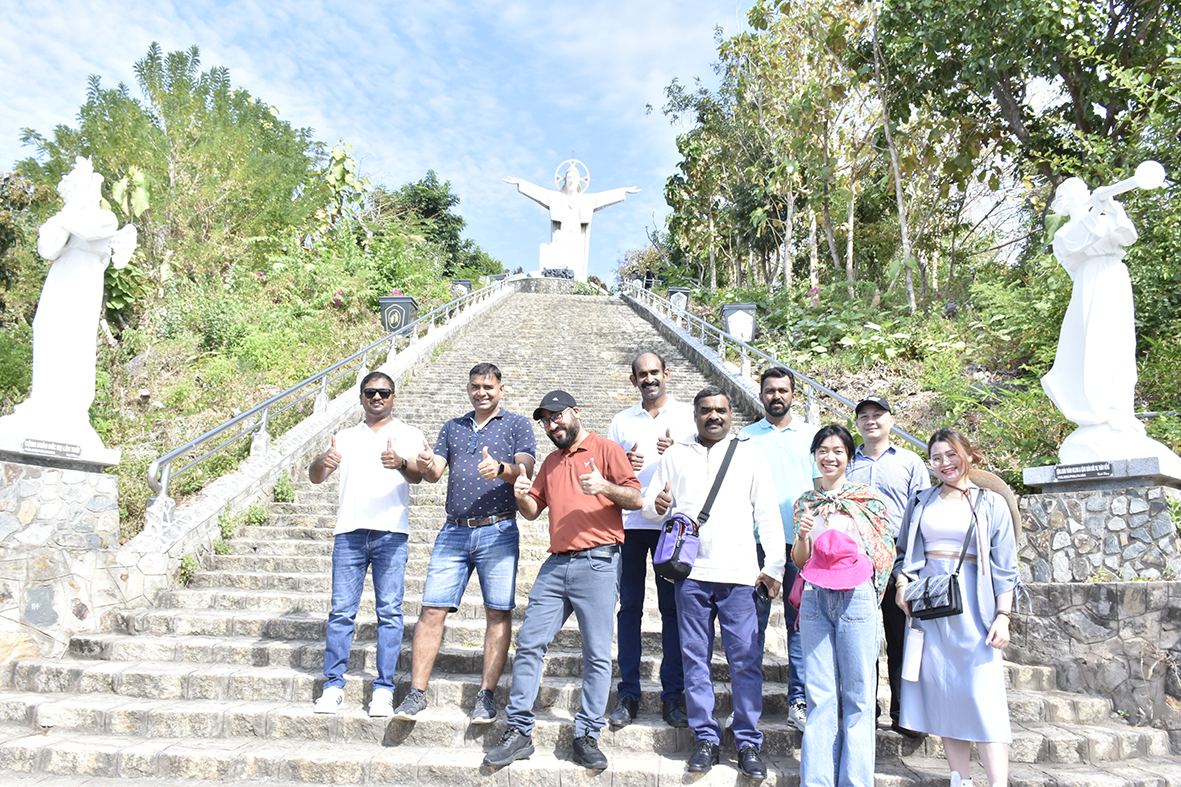 Đại diện các doanh nghiệp lữ hành Ấn Độ chụp ảnh lưu niệm tại Tượng Chúa Kito trên núi Tao Phùng