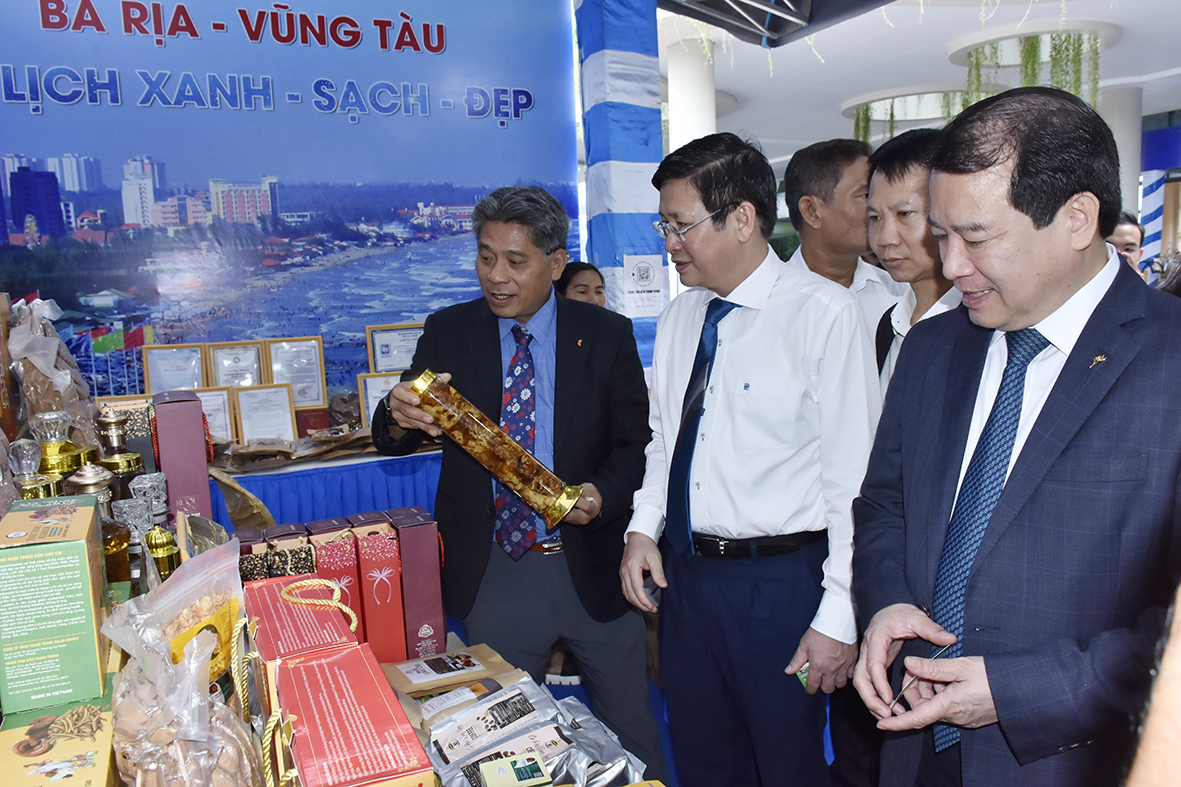 Lãnh đạo Cục Du lịch Quốc gia Việt Nam và lãnh đạo tỉnh Bà Rịa-Vũng Tàu tham quan gian trưng bày sản phẩm OCOP tỉnh Bà Rịa-Vũng Tàu