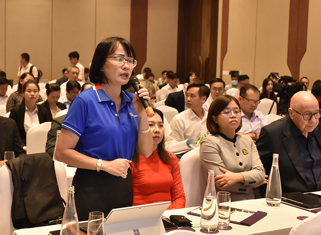 Bà Huỳnh Phan Phương Hoàng, Phó Tổng Giám đốc Vietravel phát biểu ý kiến tại hội nghị