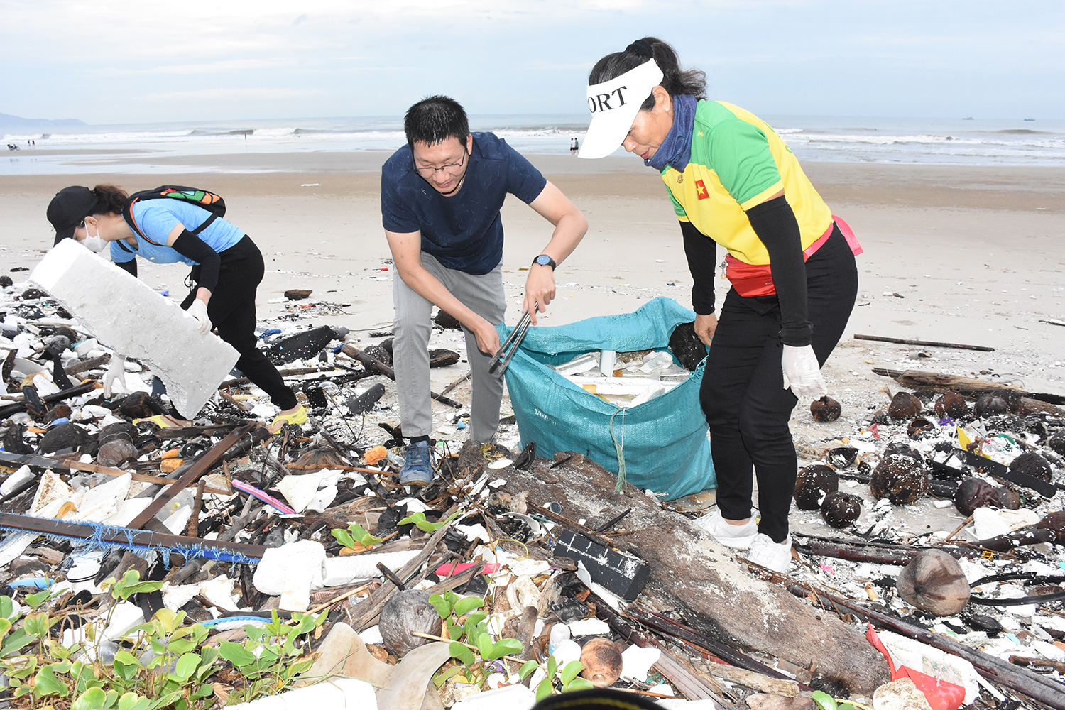 Ông Phạm Quốc Huy, Phó Phòng TN-MT TP. Vũng Tàu cùng tham gia thu gom rác đại dương với các thành viên CLB Biển xanh