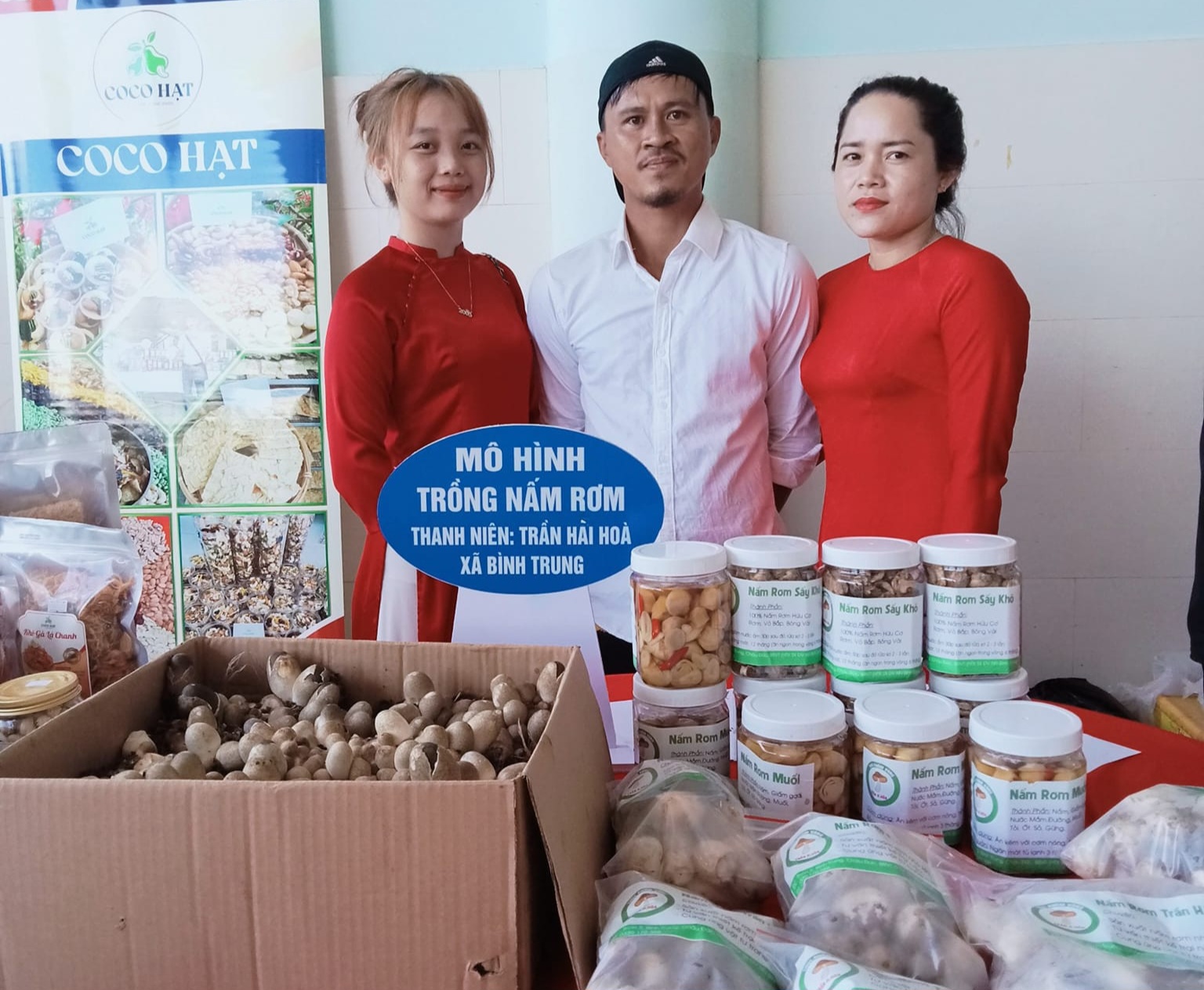 Đoàn xã Bình Trung hỗ trợ mô hình trồng nấm rơm của thanh niên  Trần Hài Hòa tham gia hội chợ kết nối giao thương được tổ chức  tại huyện Châu Đức.