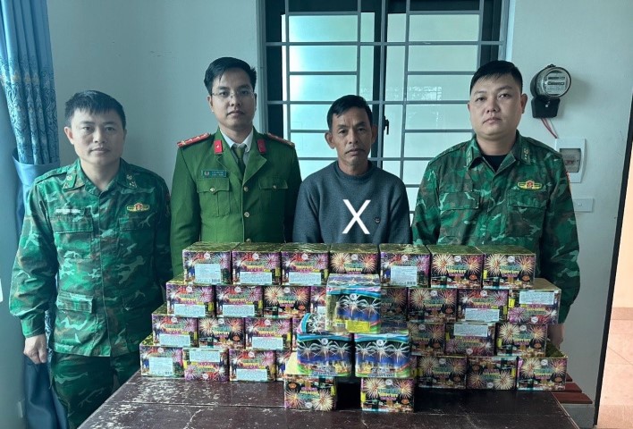 Đối tượng (X) cùng số tang vật tại Cơ quan Công an