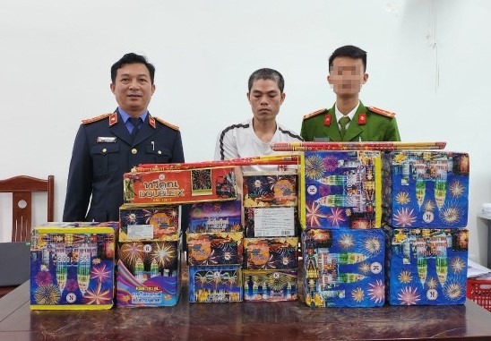 Đối tượng Nguyễn Ngọc Tuấn cùng số pháo thu giữ được
