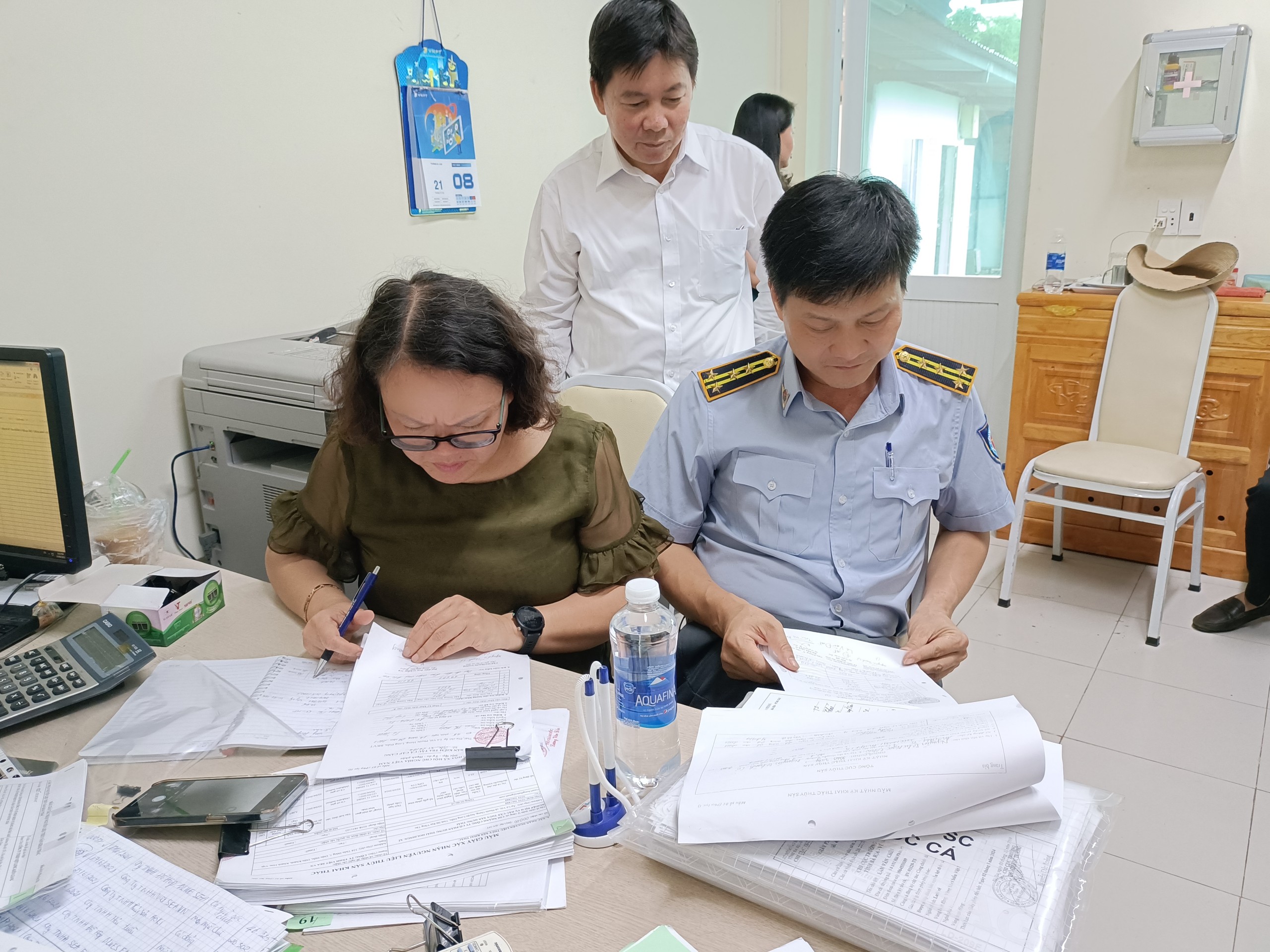 Đại diện Cục Kiểm ngư, đoàn công tác Bộ NN-PTNT tổ chức thanh tra, kiểm tra hồ sơ  thực hiện IUU tại cảng Hưng Thái (huyện Long Điền).