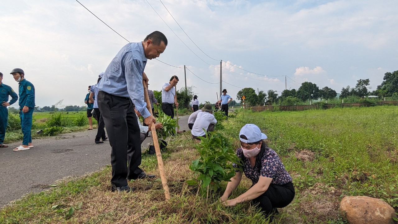 Thực hiện phong trào Đảng viên tình nguyện, Đảng ủy Văn phòng Đoàn ĐBQH và HĐND tham gia trồng tuyến đường hoa tại xã Suối Rao, huyện Châu Đức.