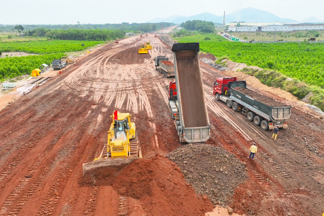 Năm 2023, tỉnh Bà Rịa-Vũng Tàu khởi công nhiều dự án giao thông trong điểm. Trong ảnh: Thi công đường cao tốc Biên Hòa-Vũng Tàu