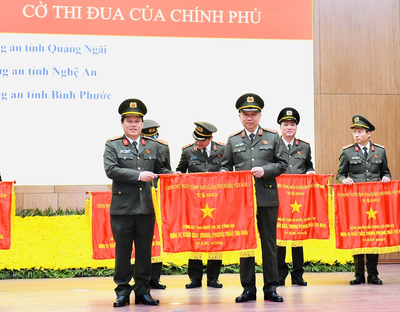 Đồng chí Đại tá Bùi Quang Thanh, Giám đốc Công an tỉnh Nghệ An nhận Cờ thi đua của Chính phủ trao tặng lực lượng Công an tỉnh Nghệ An là “Đơn vị xuất sắc trong phong trào thi đua năm 2023”