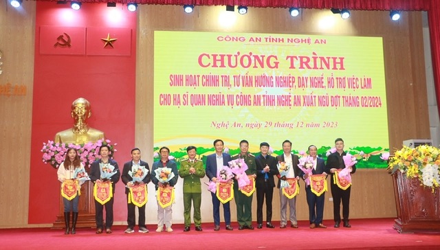 Đồng chí Đại tá Trần Ngọc Tuấn, Phó Giám đốc Công an tỉnh và đồng chí Trần Linh, Phó Bí thư Tỉnh đoàn tặng Cờ và hoa cho các đơn vị tư vấn