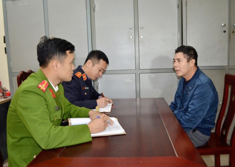 Cơ quan chức năng lấy lời khai đối tượng 