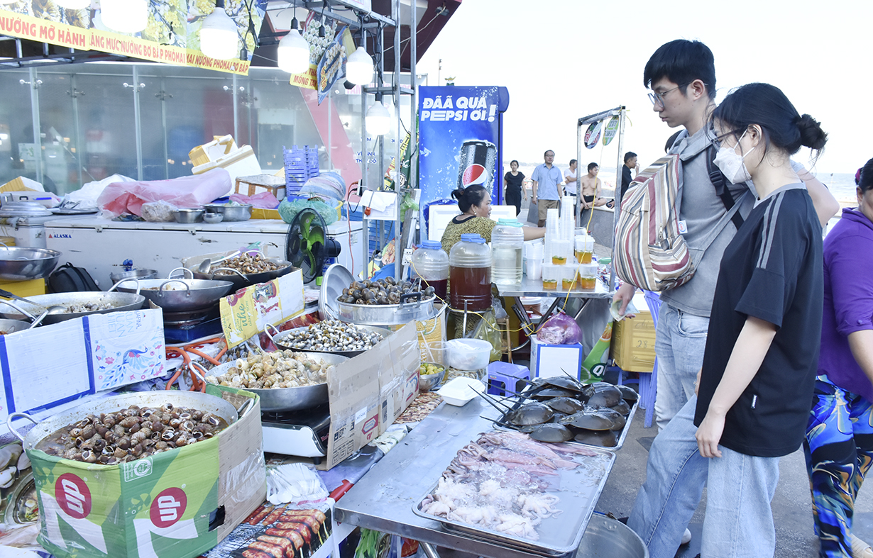 Không gian ẩm thực của Ngày hội ẩm thực Năm Châu thu hút du khách tham quan, ăn uống