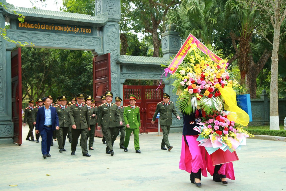 Đoàn đại biểu Cục An ninh chính trị nội bộ dâng hương tại Khu di tích Kim Liên