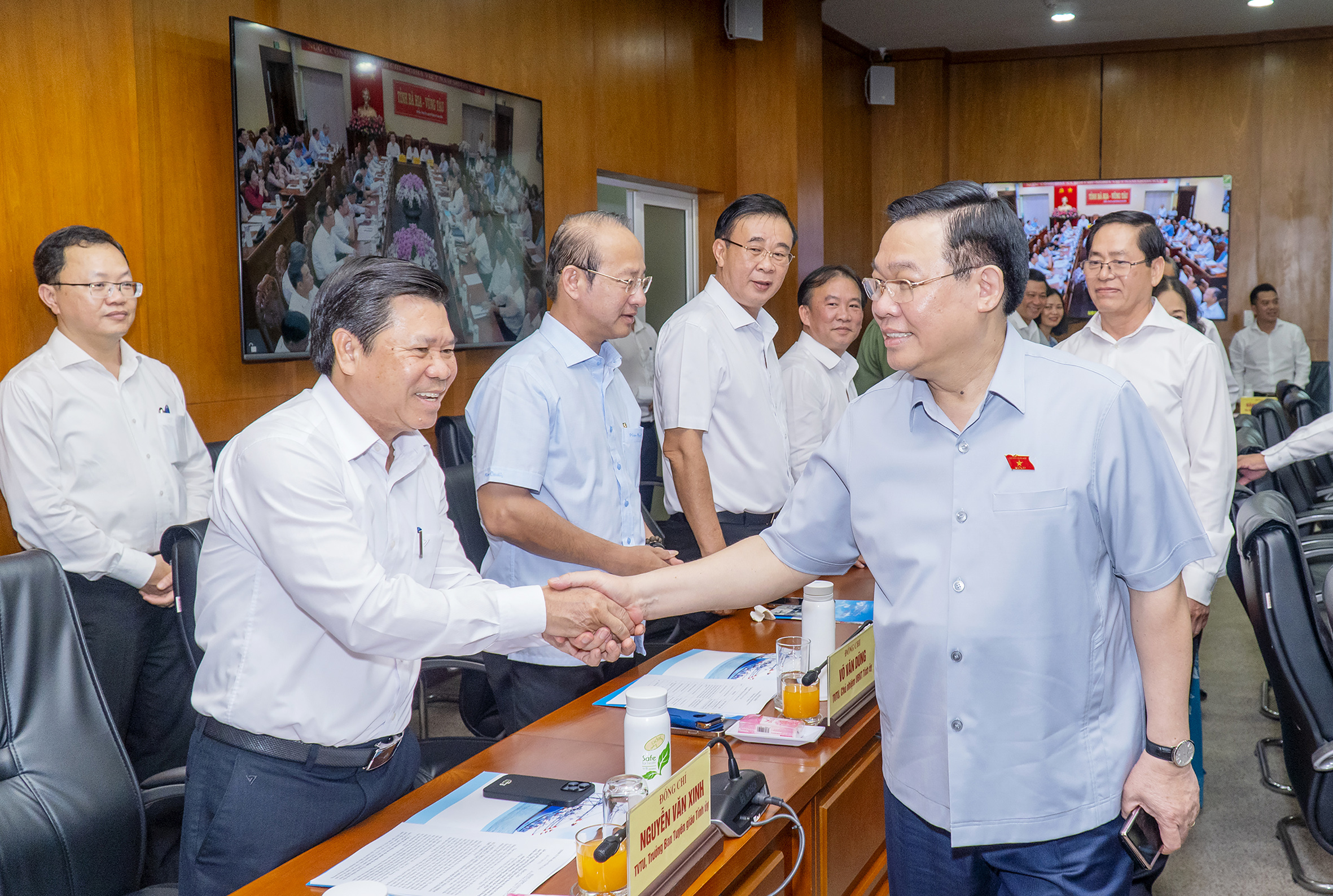 Chủ tịch Quốc hội Vương Đình Huệ gặp mặt Ủy viên Ban Thường vụ Tỉnh ủy Bà Rịa - Vũng Tàu trong chương trình làm việc.