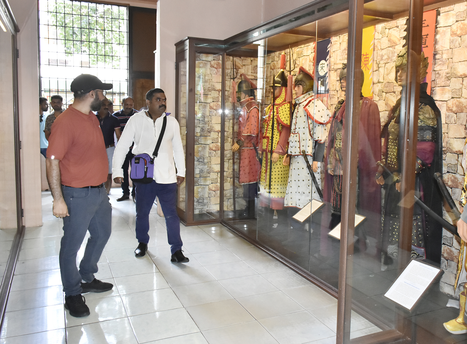 Du khách Ấn Độ tham quan Bảo tàng Vũ khí cổ.