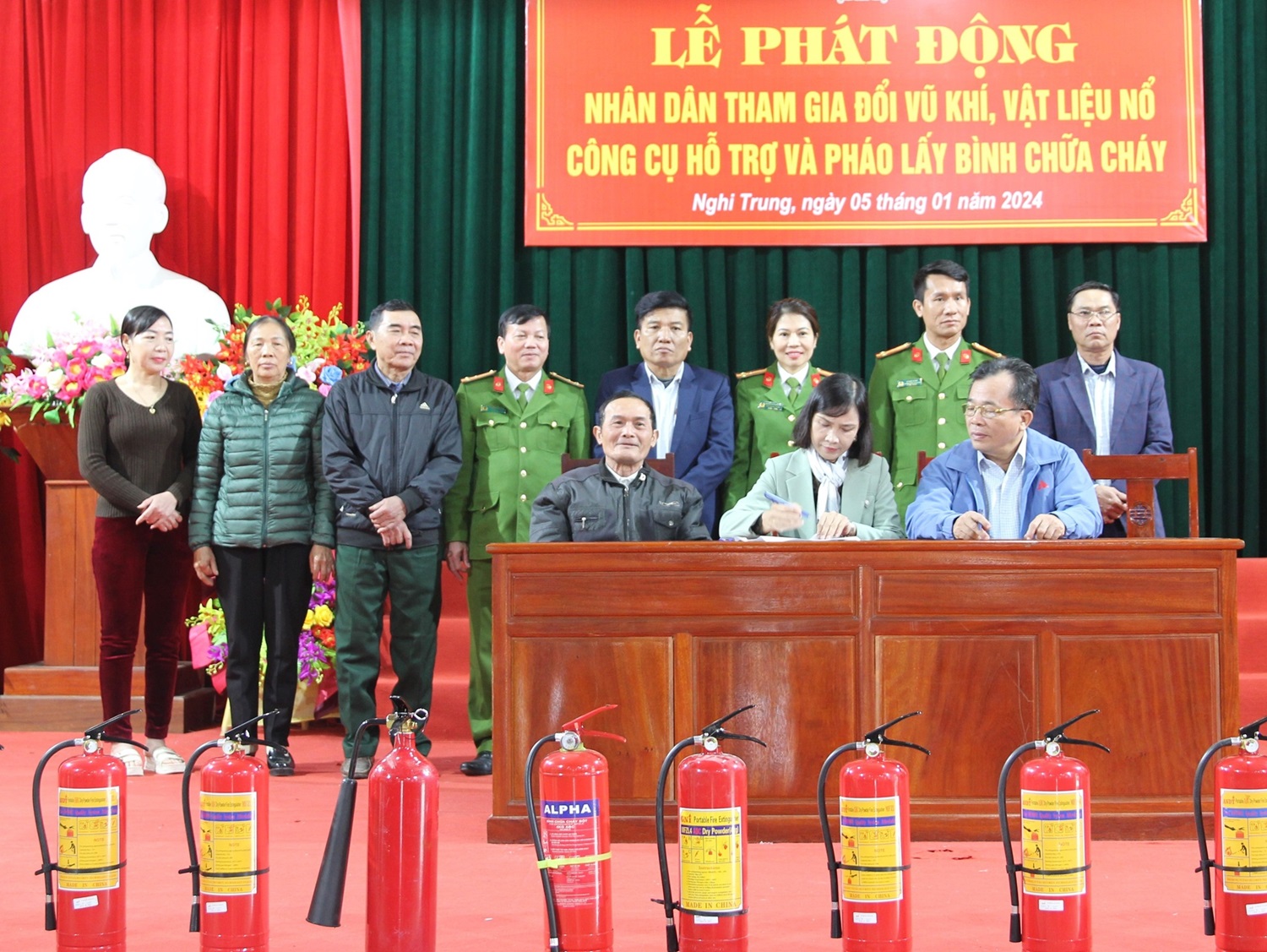 Ký kết chấp hành các quy định về quản lý, sử dụng vũ khí, vật liệu nổ, công cụ hỗ trợ, pháo và công tác phòng cháy, chữa cháy