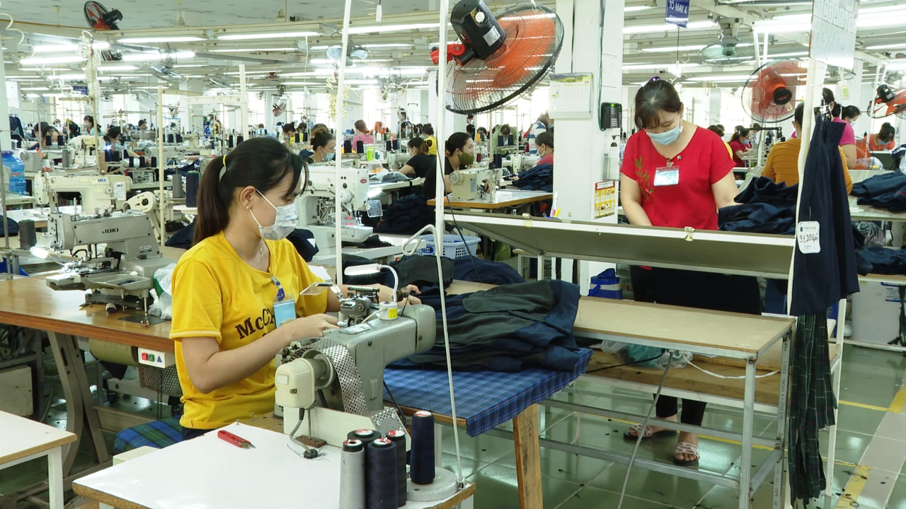 Công nhân Công ty TNHH LT Garments trong giờ sản xuất.
