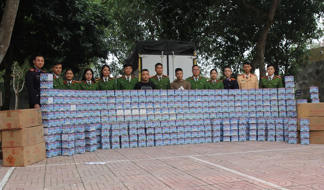 Các đối tượng cùng tang vật tại Cơ quan Công an 