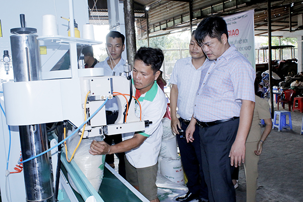 Đại diện Chi cục Phát triển nông thôn tỉnh bàn giao máy móc cho HTX Nông nghiệp ứng dụng công nghệ cao Lá Xanh.