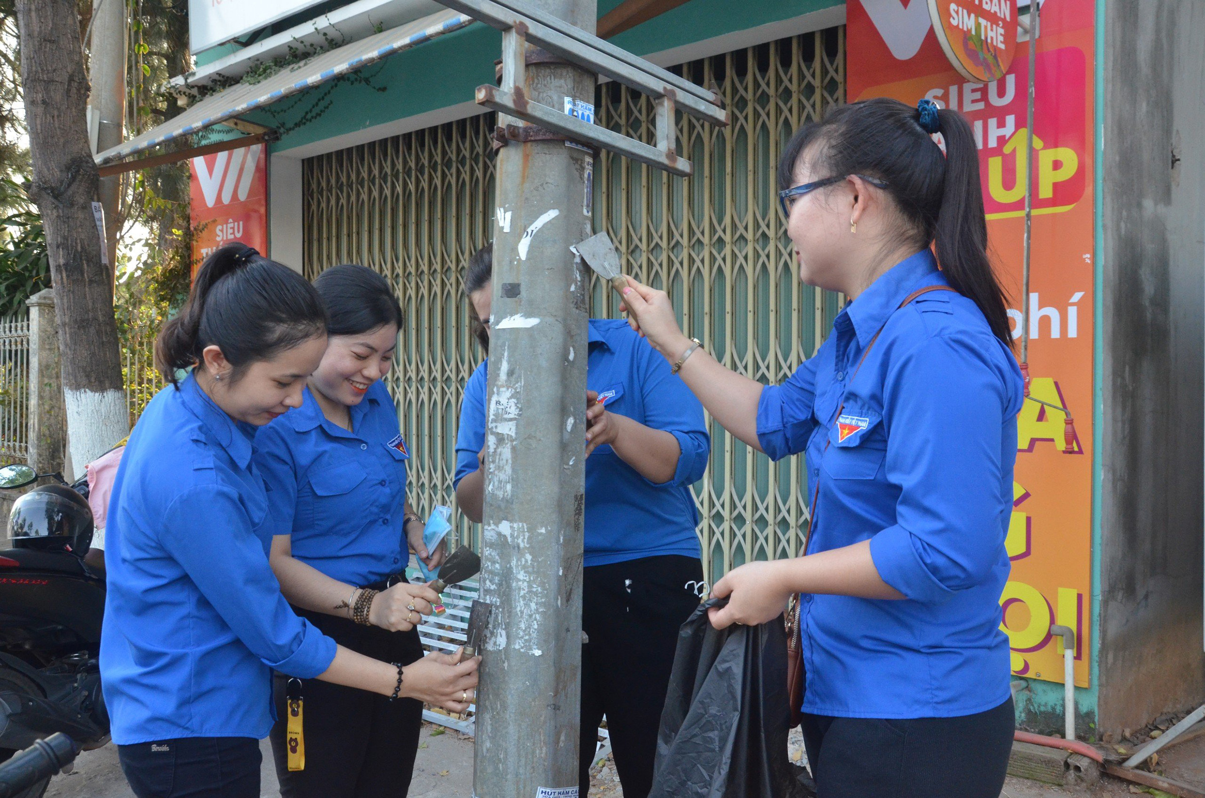 Đoàn viên, thanh niên huyện Đất Đỏ ra quân xóa bỏ quảng cáo cho vay tiền được dán trên các cột đèn, nơi công cộng trên địa bàn.