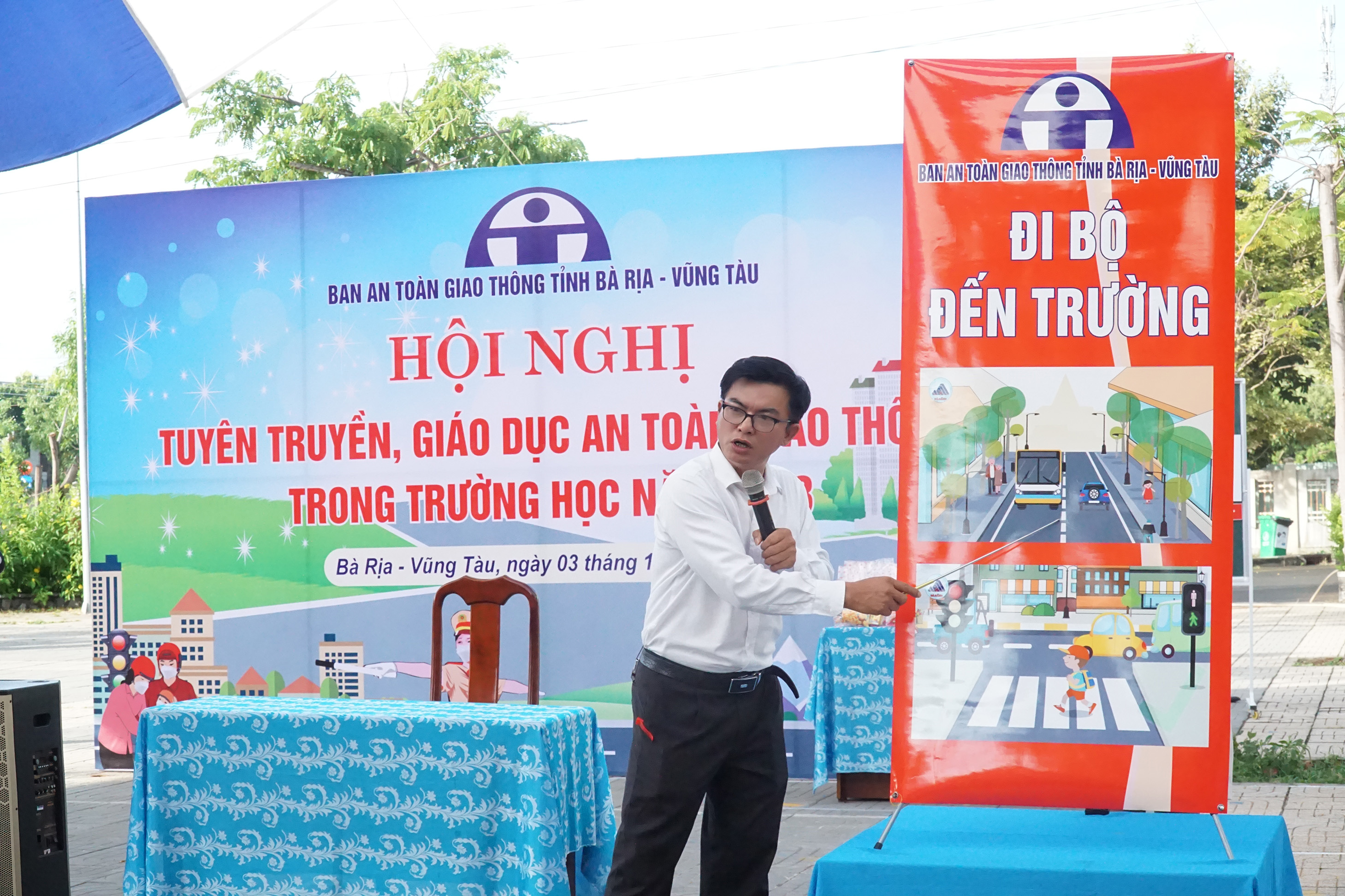Cán bộ Ban ATGT tỉnh tuyên truyền về an toàn giao thông cho học sinh Trường TH Chu Văn An (huyện Long Điền).