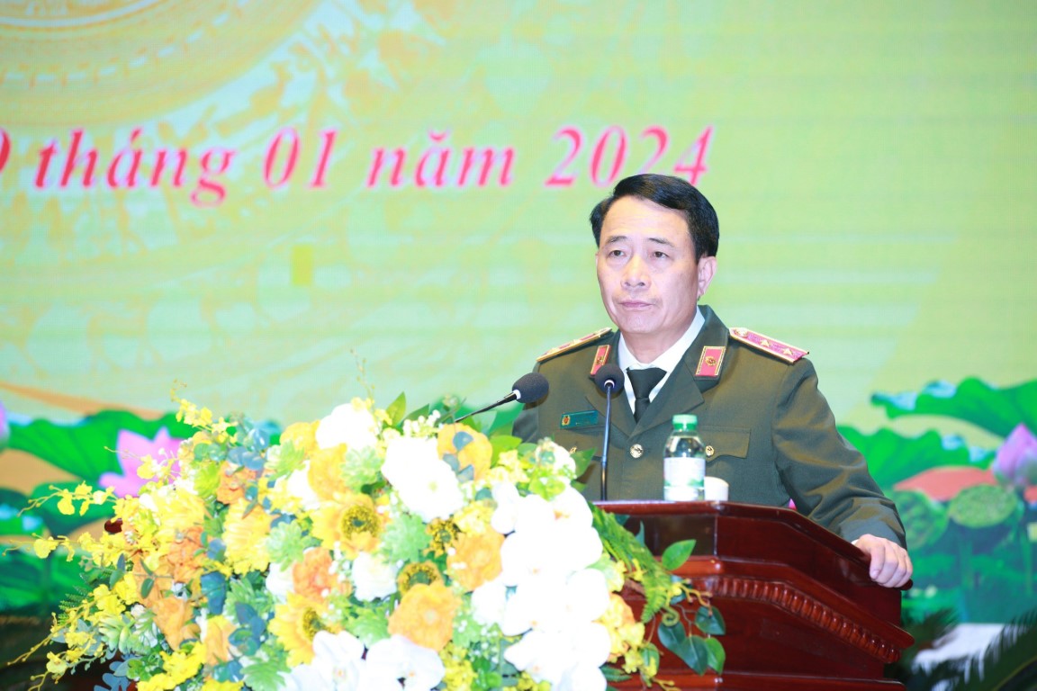 Đồng chí Trung tướng Lê Quốc Hùng, Ủy viên Ban Chấp hành Trung ương Đảng, Uỷ viên Ban Thường vụ Đảng ủy Công an Trung ương, Thứ trưởng Bộ Công an phát biểu chỉ đạo tại Hội nghị