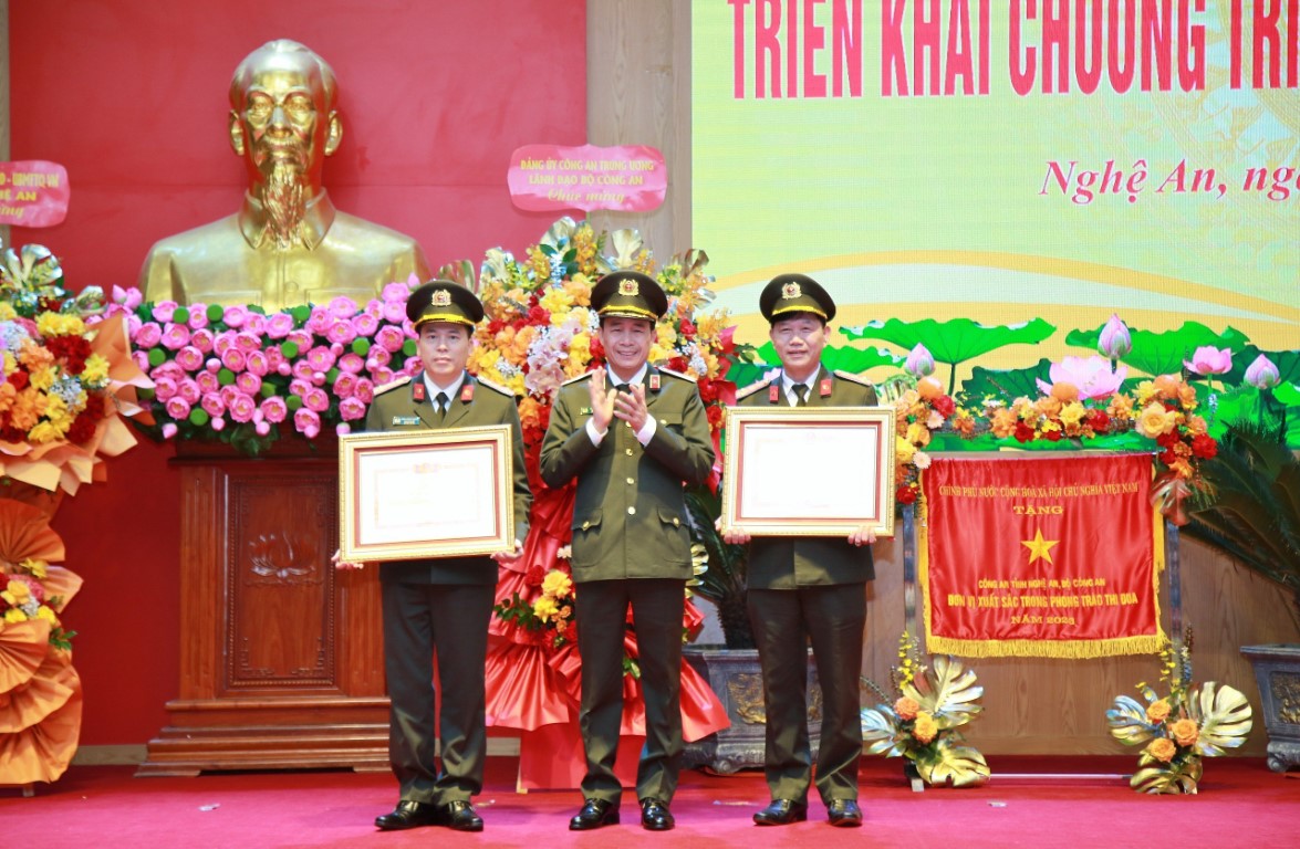 Thừa ủy quyền, đồng chí Trung tướng Lê Quốc Hùng, Thứ trưởng Bộ Công an trao Bằng khen Thủ tướng cho đồng chí Đại tá Lê Văn Thái, Phó Giám đốc Công an tỉnh; trao danh hiệu Chiến sĩ thi đua toàn lực lượng Công an nhân dân cho đồng chí Đại tá Trần Hồng Quang, Phó Giám đốc Công an tỉnh
